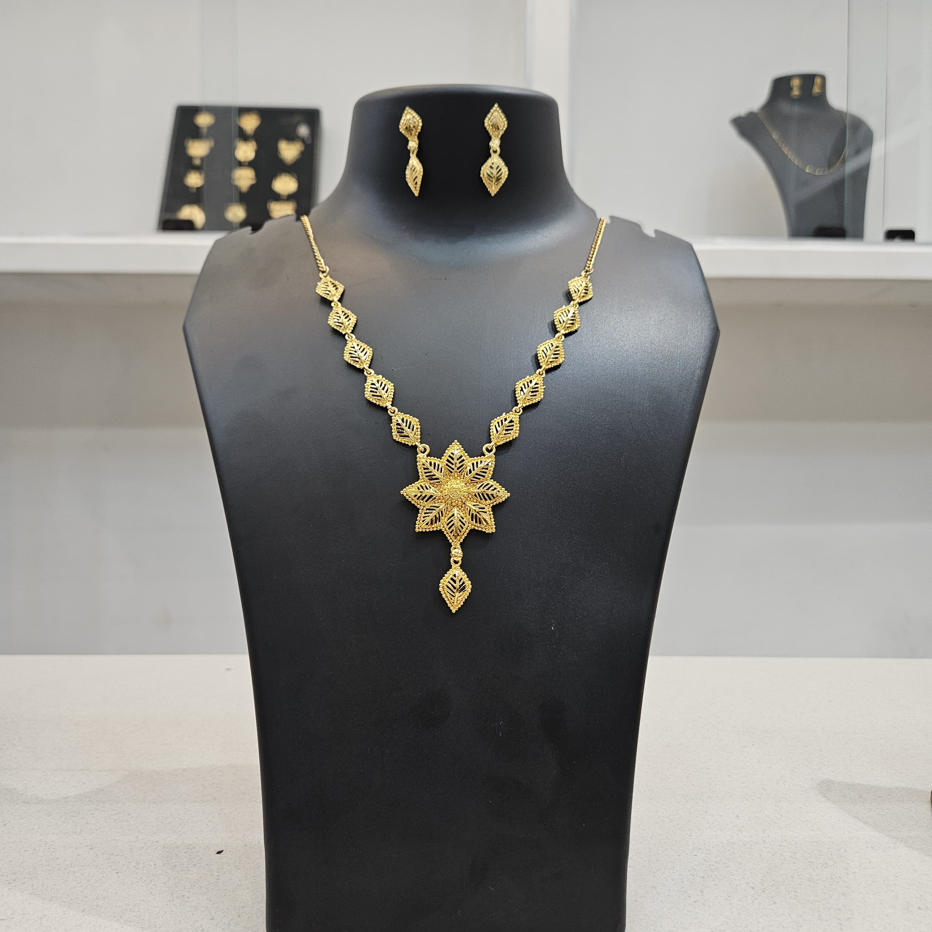 NECKLACE SET WITH EARRINGS